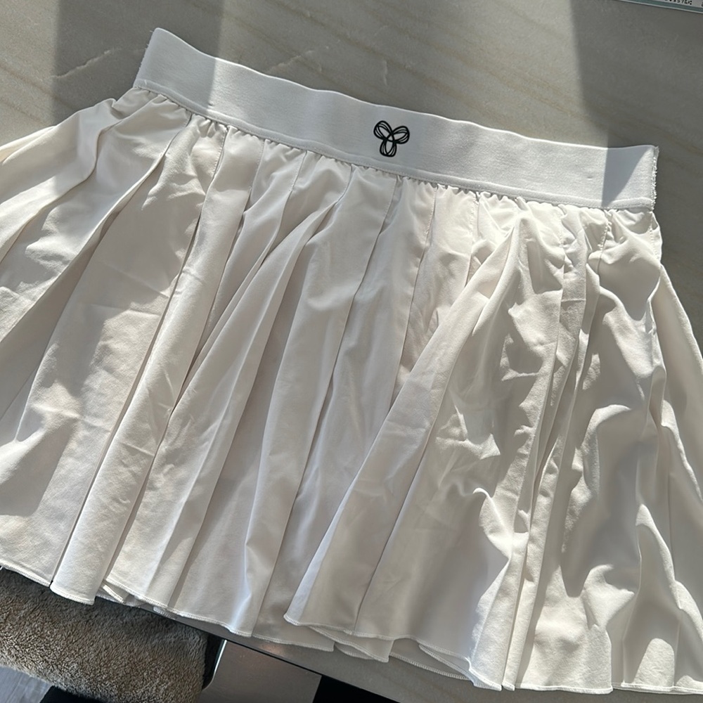 Aritzia TNA action white tennis skirt